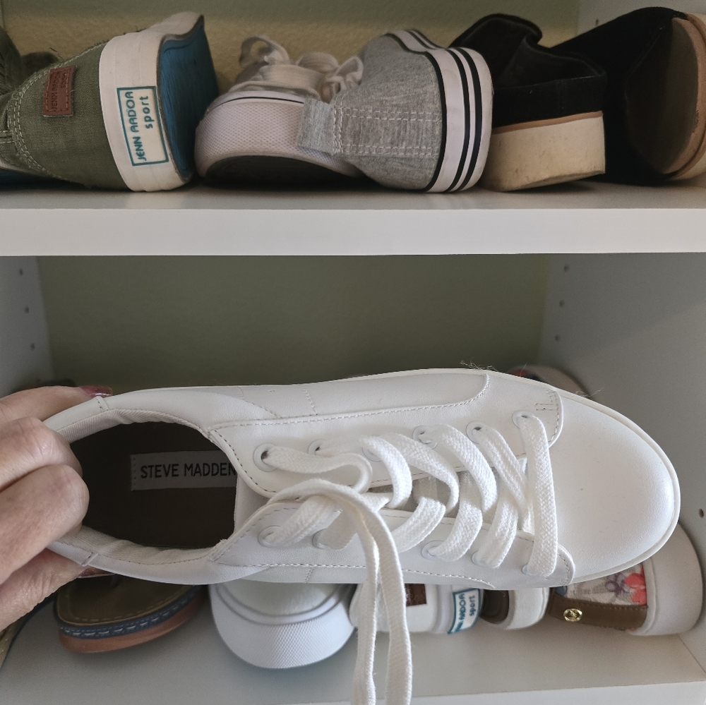 White tennis shoes